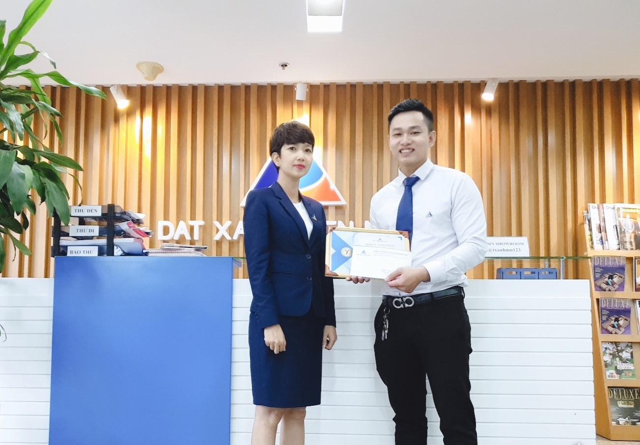 Anh Nguyễn Hoàng Phúc nhận giải thưởng Nhân viên kinh doanh xuất sắc nhất tháng 7/2019