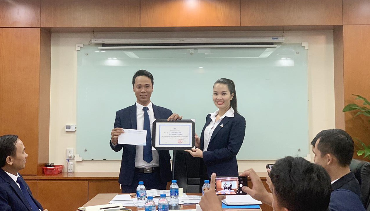 Đại diện Sàn 1 Đất Xanh Sài Gòn nhận giải thưởng đơn vị có thành tích tốt nhất trong giao dịch dự án Lộc Phát Residence