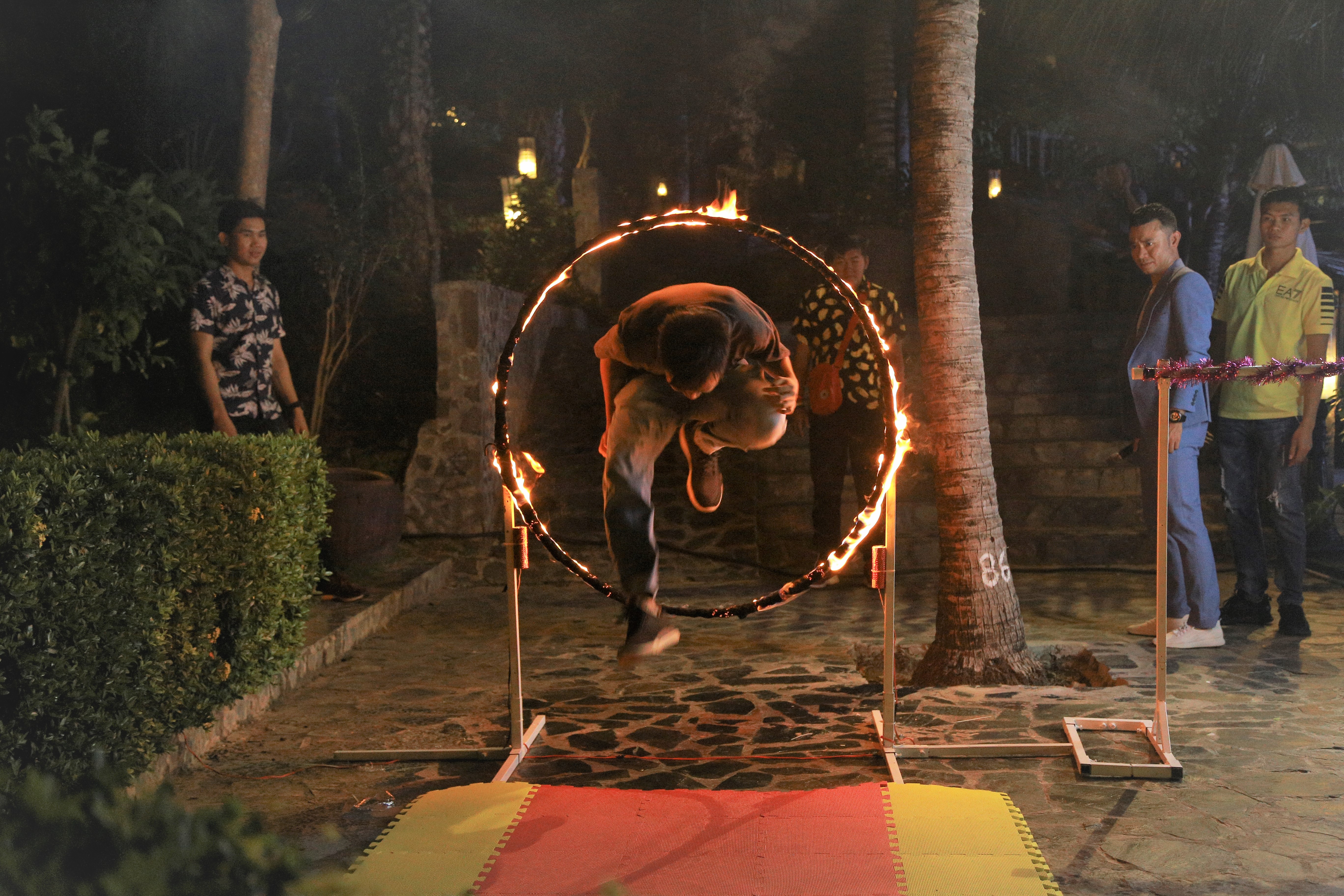 Nhảy qua vòng lửa tượng trưng cho sự nỗ lực vượt qua thử thách trong công việc và cuộc sống