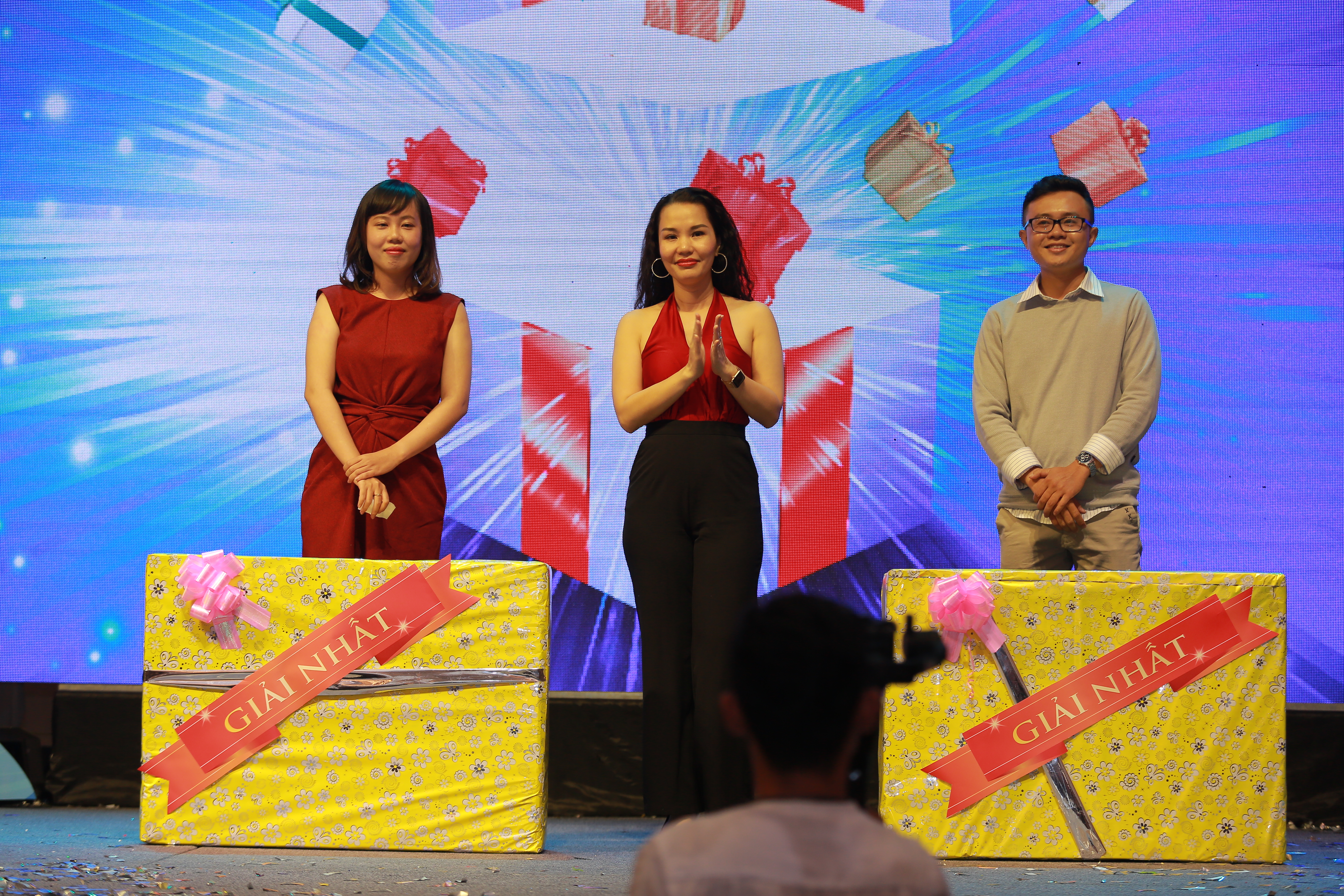 Bà Lê Thị Thảo Hạnh – P.TGĐ công ty trao giải thưởng cho CBNV ĐXMN